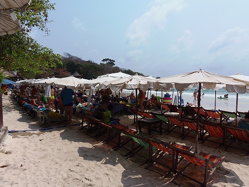 イメージと違って人だらけのビーチにがっかり…