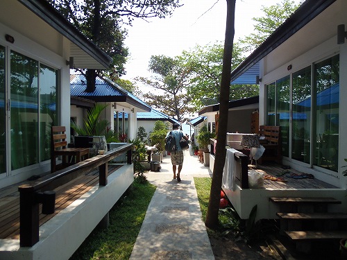 びっしり並ぶ宿もまたビーチの人混みと同じです