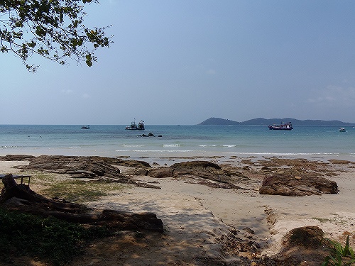 島の奥に行くとこんなステキなビーチを発見