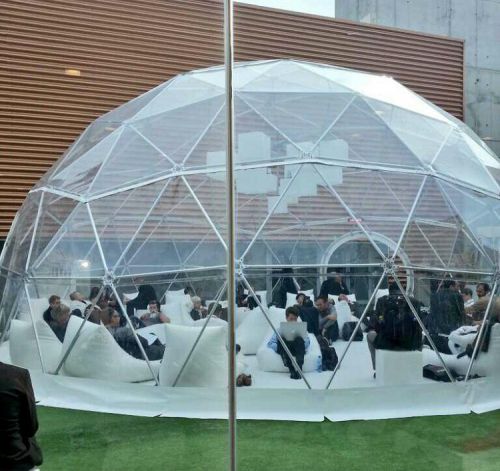 休憩場所もオリジナルで、心地よさそうなソファ