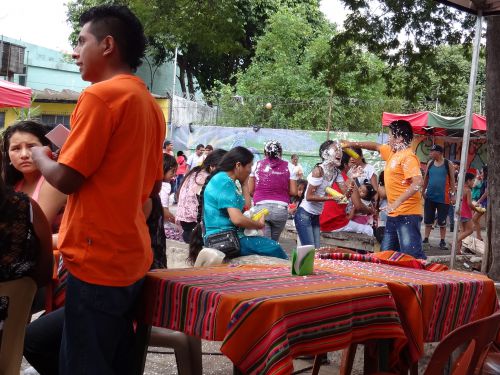 ボリビアコミュニティーのカーニヴァルで泡スプレーをかけあって楽しむ子どもたち