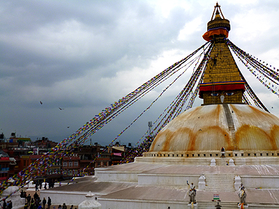 あいにくの曇り空。仏塔の大きさがわかりますね