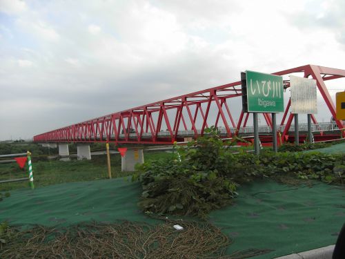 揖斐川に架かる赤い橋