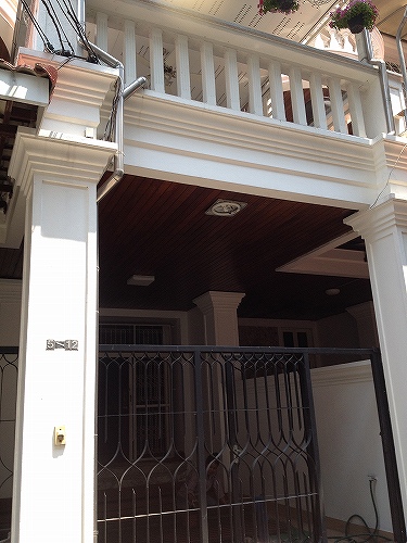 大工さんたちの頭の上にバルコニーがあります