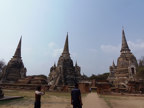 ワット・プラ・シーサンペットは東西に並ぶ３つの仏塔がシンボル