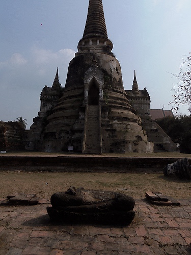 身体ごと破壊された仏像の残骸。。。