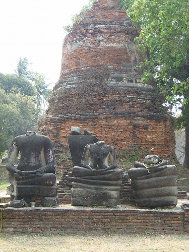 頭を切られた仏像　
