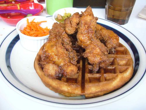 各テーブルにメープルシロップが置かれています