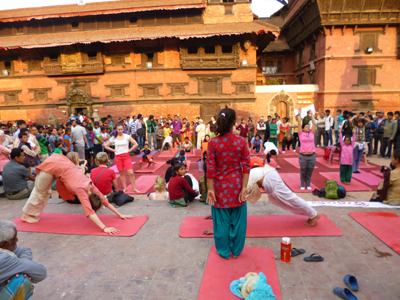 沈み行く夕陽に向かって太陽礼拝