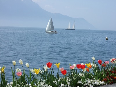 湖畔はすでに春爛漫な雰囲気たっぷりで、人々がのんびりと遊歩道をアイスクリーム片手に散策していました