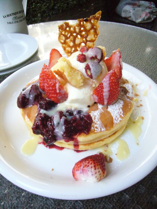 いろいろのっています。ベリーパフェパンケーキハーフサイズ！