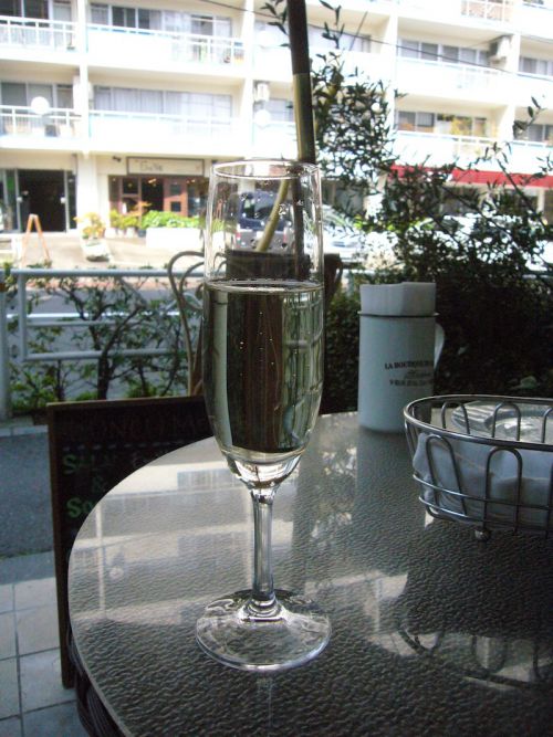 昼間から外で飲むなんて最高です