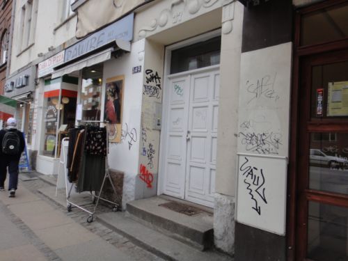 アパートの入口にも適当に落書きが