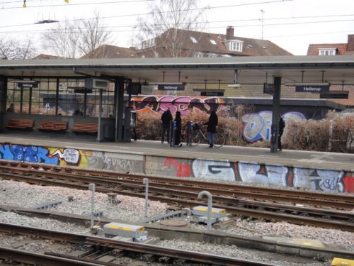 駅のホーム下の壁も、奥の建物の壁も、びっしり落書きが