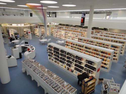 整然と並んだ本棚も美しいです。