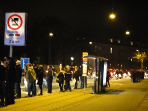 沿道には人々がパレードを見に来ています。