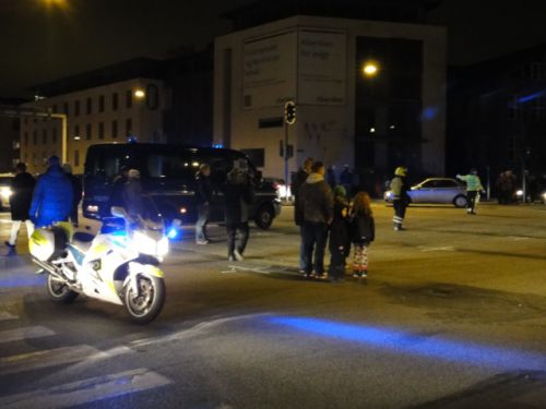 白バイや警察車両も置かれ、交通整理をしています。