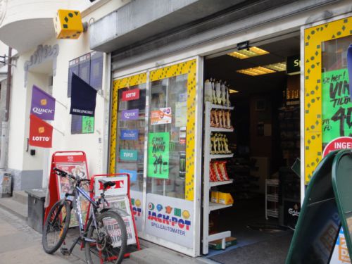 上の店から歩いてすぐの所にまた違う店が