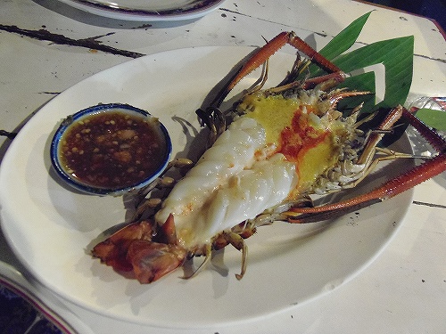 絶品川エビの炭火焼き。大きいものは30センチ以上あるとか