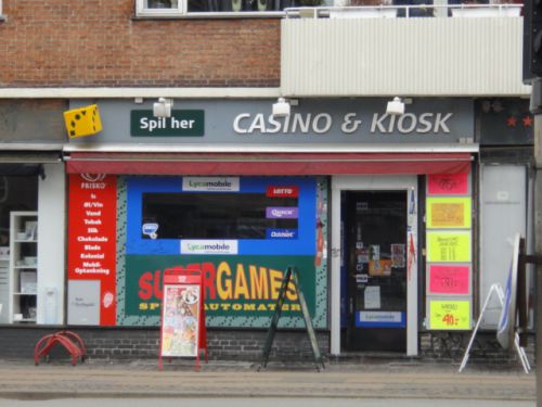 上の２軒の道を挟んで反対側にも違う店が！