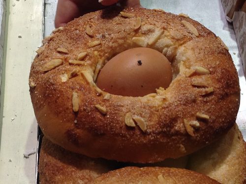 パン屋さんで販売されるモナ・クリスチーナ。2.80ユーロ/115円