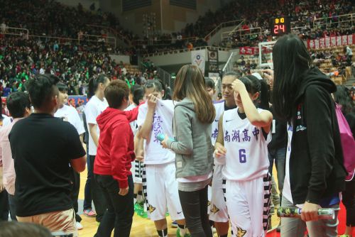 試合後、涙に暮れる選手たち