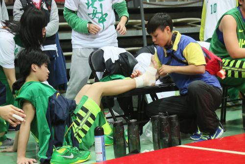 前日の試合で負傷した廖子誼（リャオ・ズーイー）