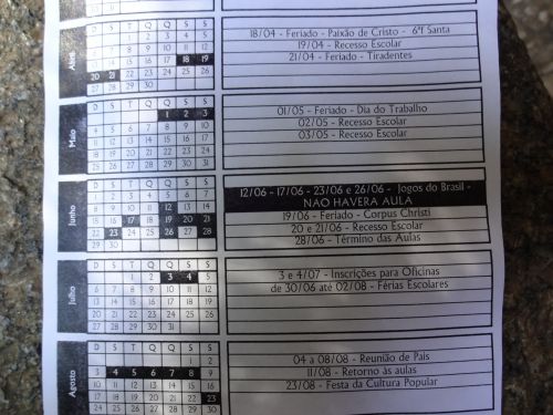 サンパウロ市の運営する小中学生のアート教室のスケジュール表で、6月は黒塗りで示されたW杯の試合による祝日