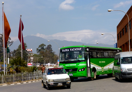 公共コミュニティーバスは緑の車体