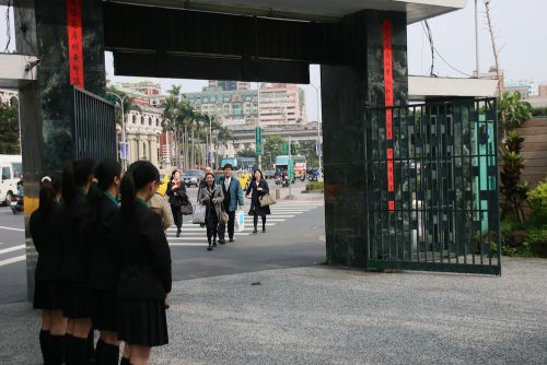 まずは正門前でお迎え