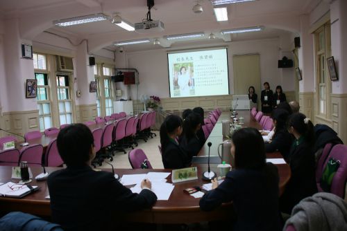 学校紹介の動画鑑賞からスタート