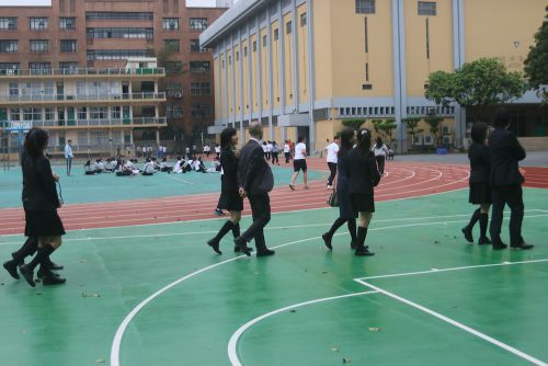 続いて学校の施設案内