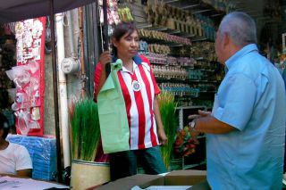 赤白しましまが、グアダラハラの地元チームチバス