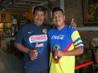 アメリカス（たとえれば巨人）のユニホーム姿の親子