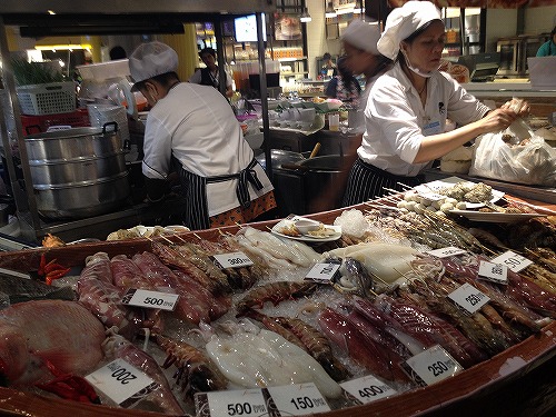 大きなエビが美味しそう！　イカもとっても新鮮です