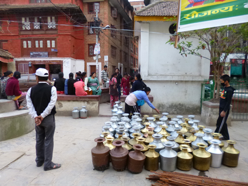 こちらは別の水汲み場。水がめを並べて順番待ちです