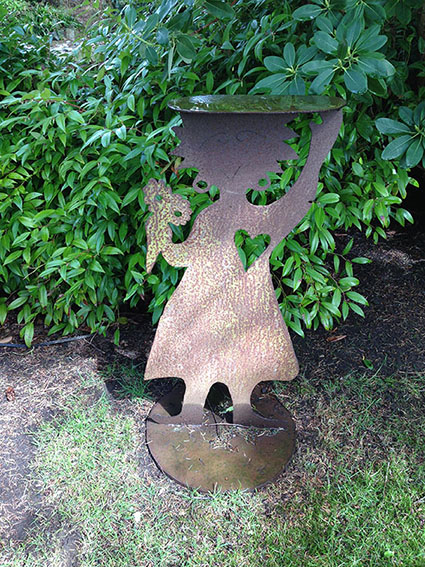 かわいらしいディスプレーを見つけ写真撮影。顔に目と口の落書きが！