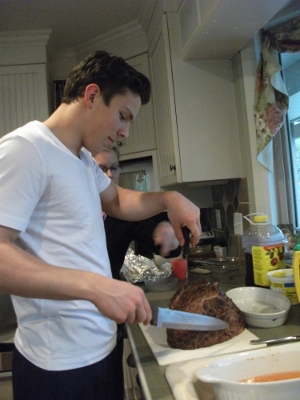 巨大ハムを切り分ける甥