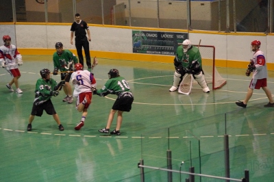 シュートしようとすると殴られる…