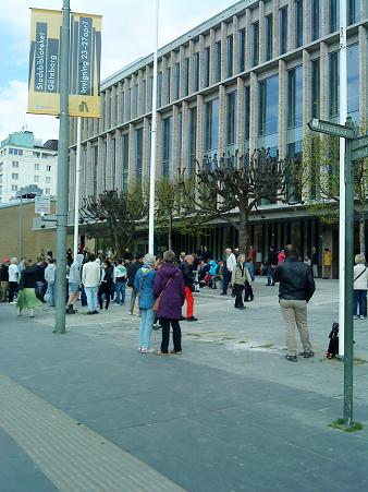 オープン当日、開館1時間以上前から待つ人々