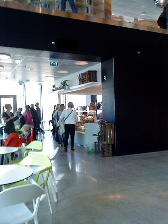 増設された新館に設置されたカフェ。テラス席もあります