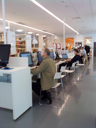 図書館の内部には、新しいイスやテーブル、内装もさわやかにリフレッシュ