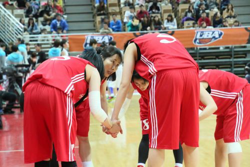 タイムアウト明けに円陣を組む佛光大學（フォーグワンダーシュエ）の選手たち