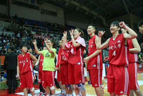 試合後、陽詩慧らOGにあいさつをする選手たち