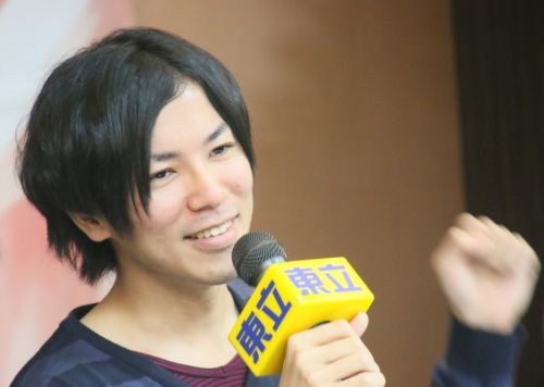 記者会見時の諌山創さん