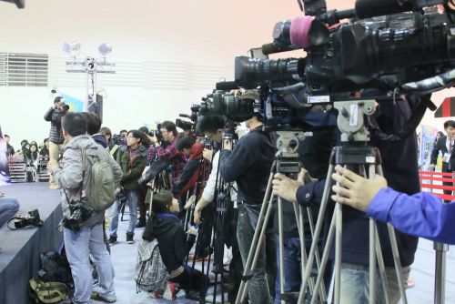 サイン会には多くのマスコミが集結