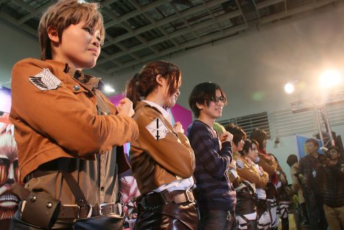 調査兵団のコスプレをしたスタッフたちと記念撮影