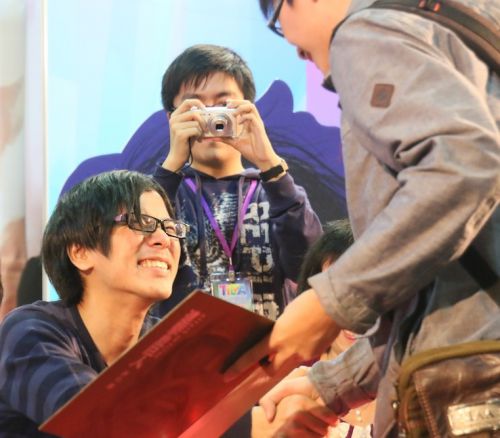 台湾のファンと笑顔で握手を交わします