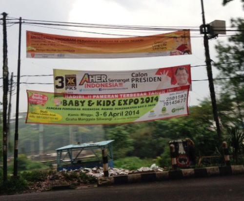 選挙が近くなり、町のあちこちで見かける政党掲示（真ん中）