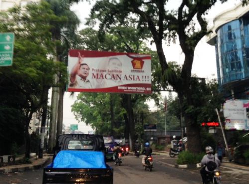 本来は掲示場所が指定されているという話も聞きますが・・・